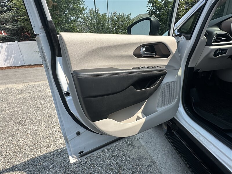 Used 2022 Chrysler Voyager LX FWD image 47