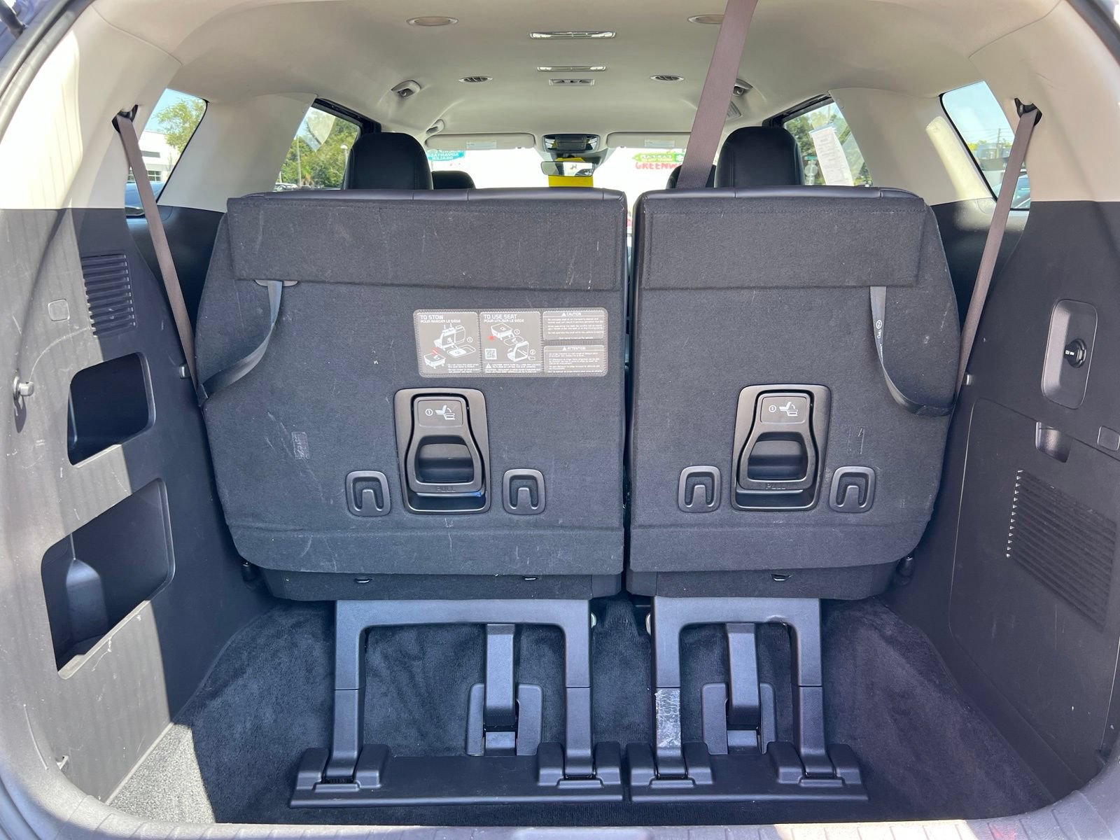 Used 2024 Kia Carnival LX FWD image 17
