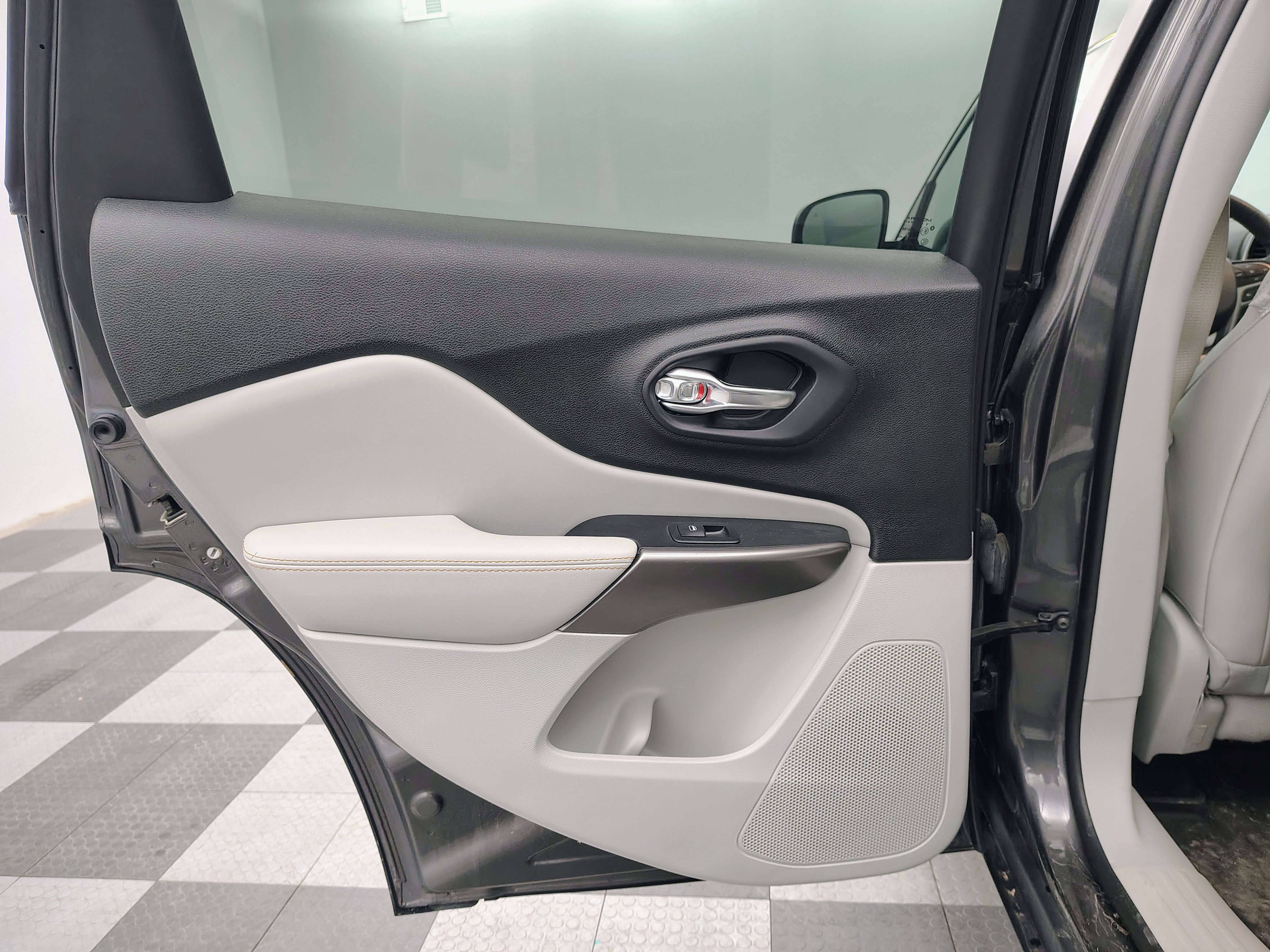 Used 2022 Jeep Cherokee Limited w/ Elite Package image 12