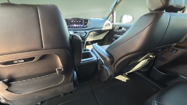 Used 2025 Chrysler Pacifica Select FWD image 20