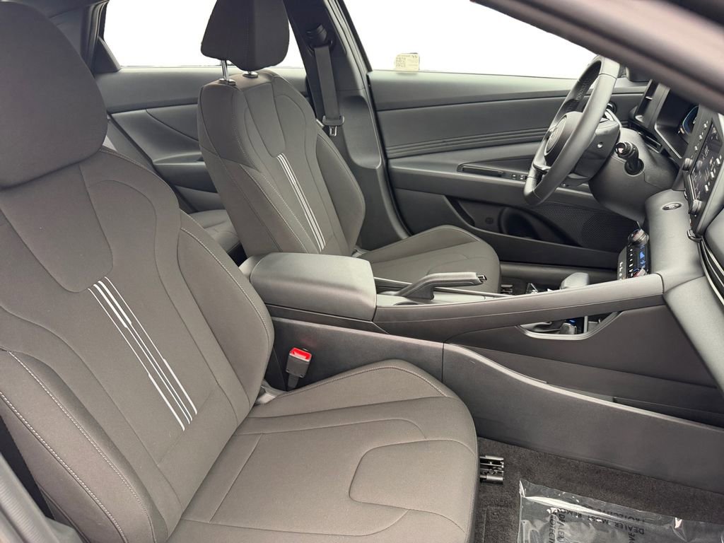 Used 2025 Hyundai Elantra Sport image 15