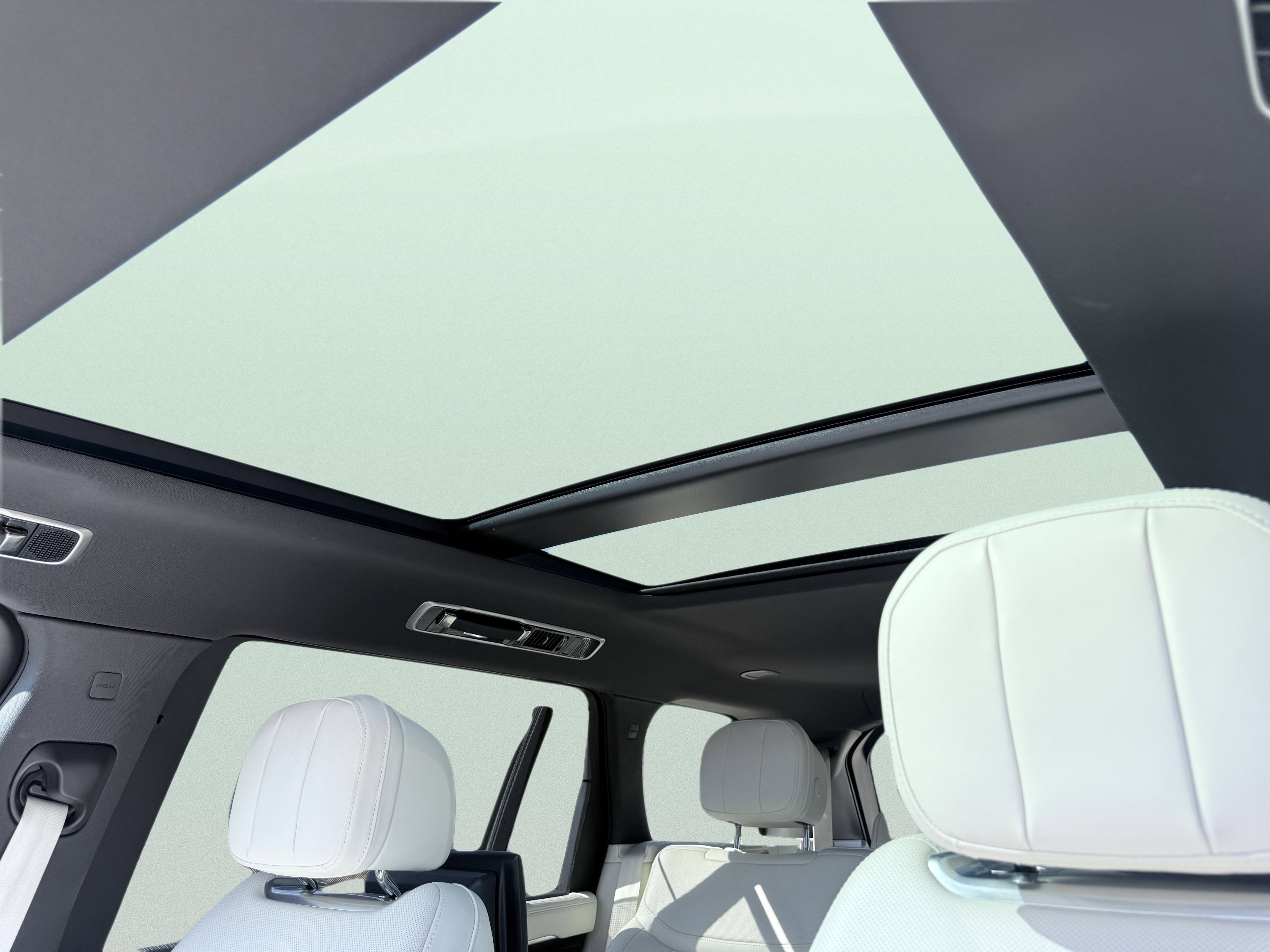 Used 2023 Land Rover Range Rover Long Wheelbase Autobiography image 3