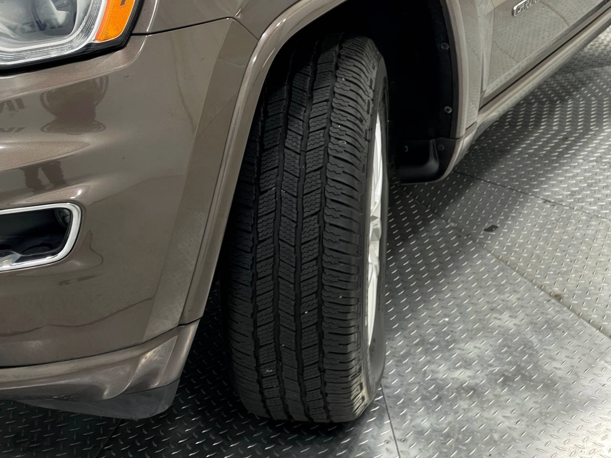 Used 2017 Jeep Grand Cherokee Overland AWD/4WD image 35