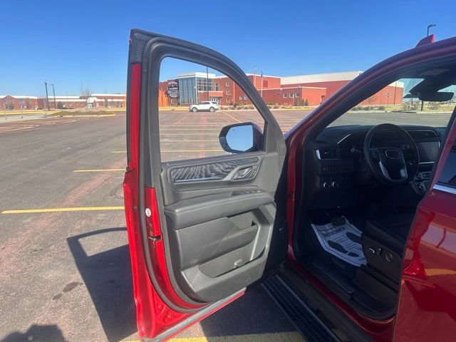 Used 2024 GMC Yukon XL Denali w/ Advanced Technology Package image 12