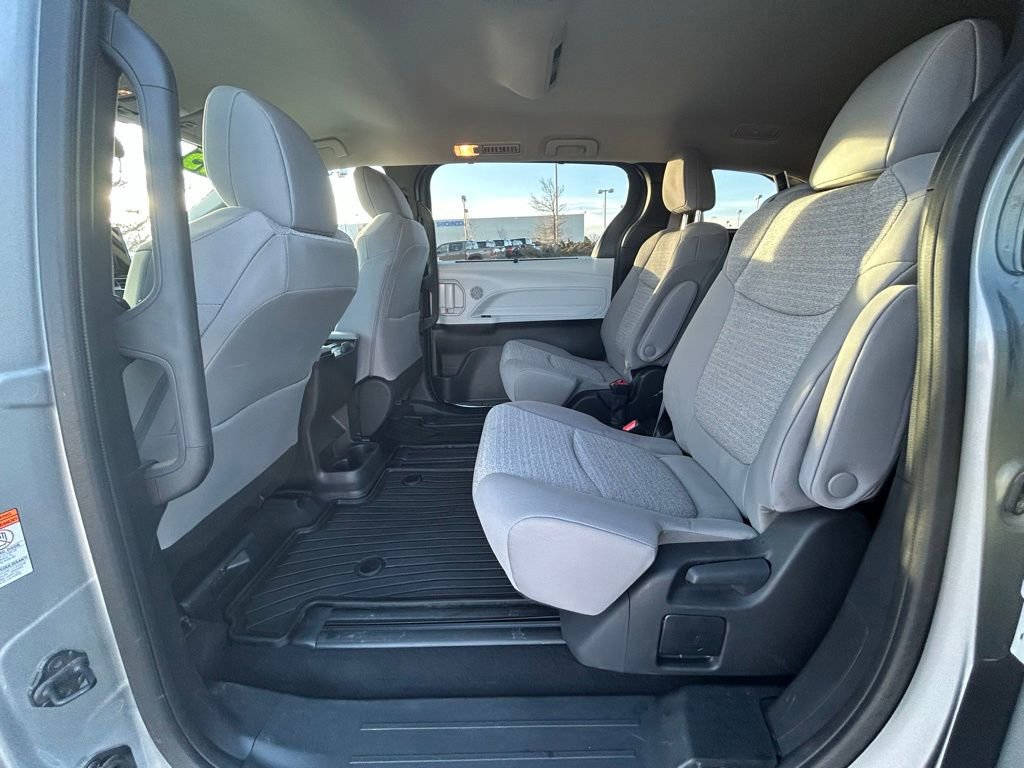 Used 2025 Toyota Sienna LE image 25