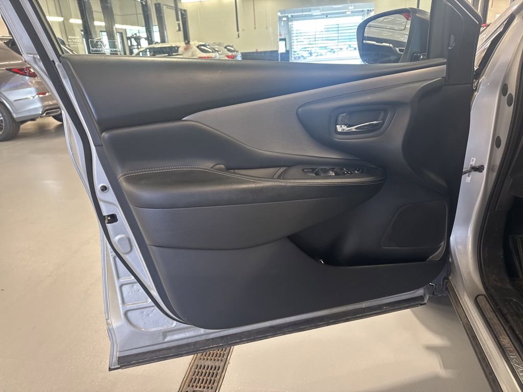 Used 2019 Nissan Murano SV w/ Premium Package image 9