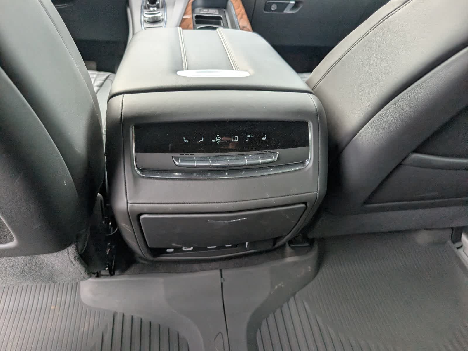 Used 2024 Cadillac Escalade Sport Platinum w/ LPO, ONYX Package AWD/4WD image 23