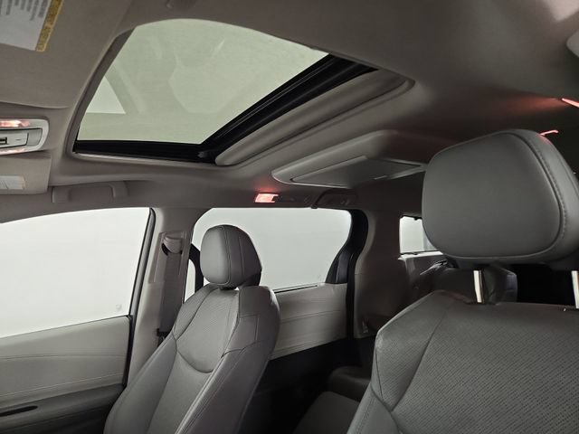 Used 2023 Toyota Sienna Limited FWD image 35