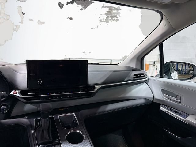 Used 2025 Toyota Sienna LE image 23
