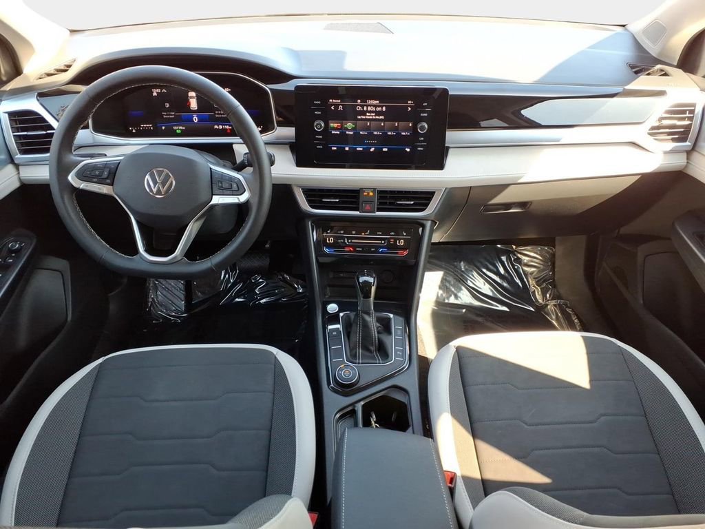 Certified 2025 Volkswagen Taos SE image 9