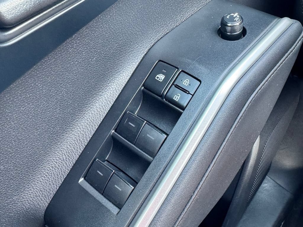 Used 2020 Toyota Highlander LE AWD/4WD image 32