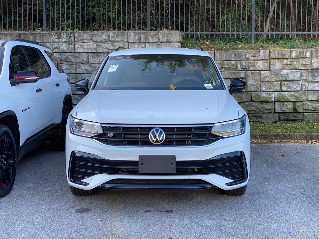 Used 2022 Volkswagen Tiguan SE R-Line FWD image 2