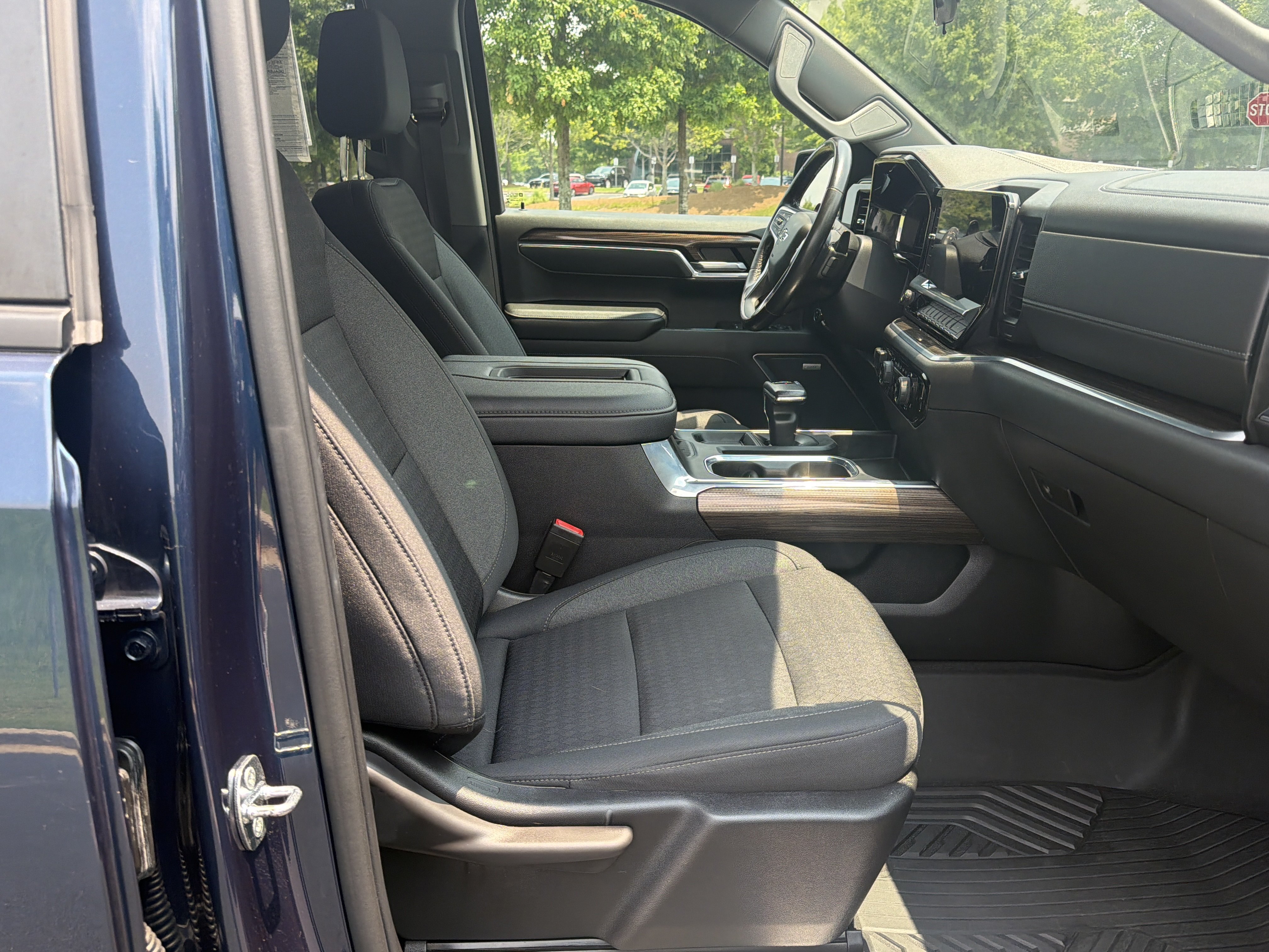 Used 2022 Chevrolet Silverado 1500 LT Trail Boss w/ Convenience Package II AWD/4WD image 31