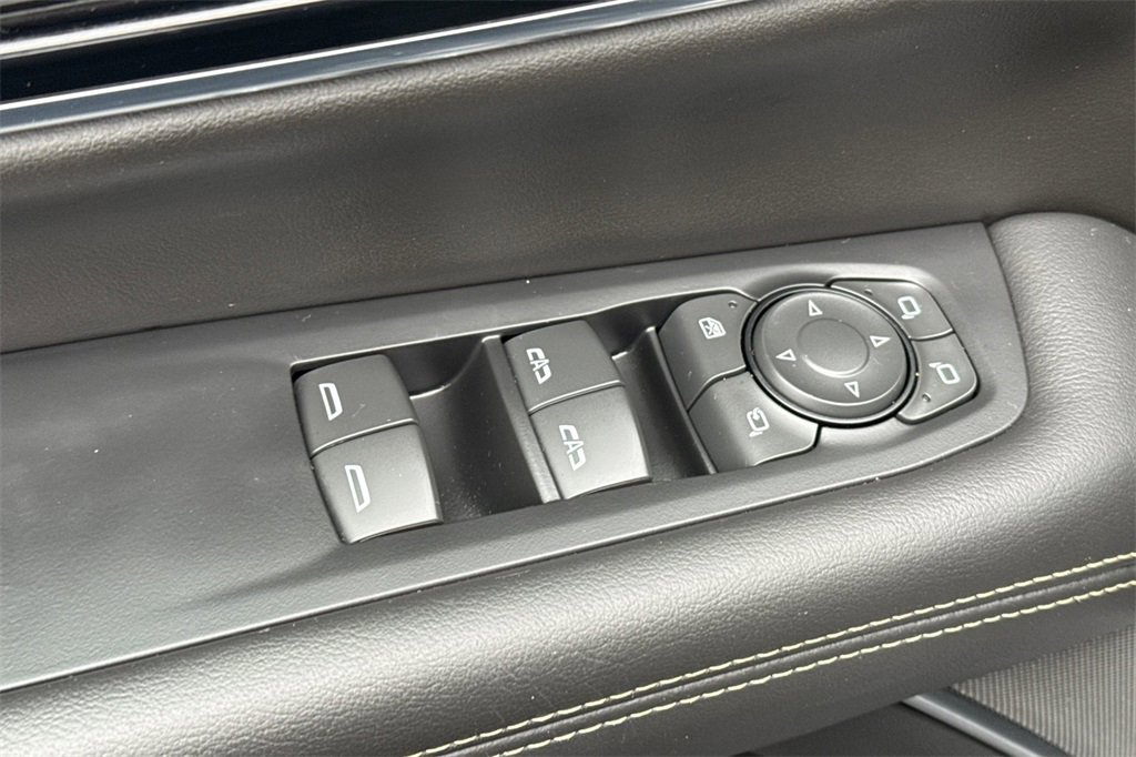 Used 2025 GMC Yukon Elevation image 16