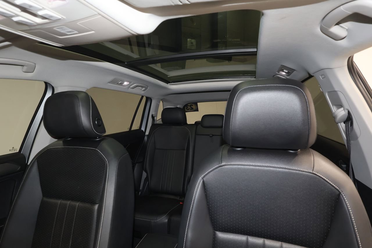 Used 2023 Volkswagen Tiguan SE w/ Panoramic Sunroof Package image 16