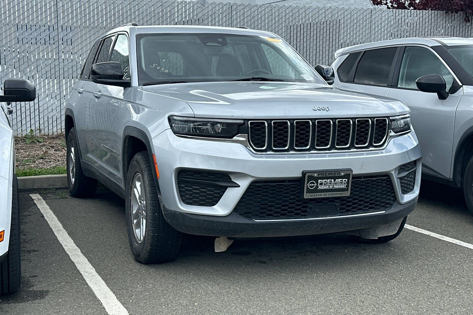 Used 2024 Jeep Grand Cherokee Laredo image 2