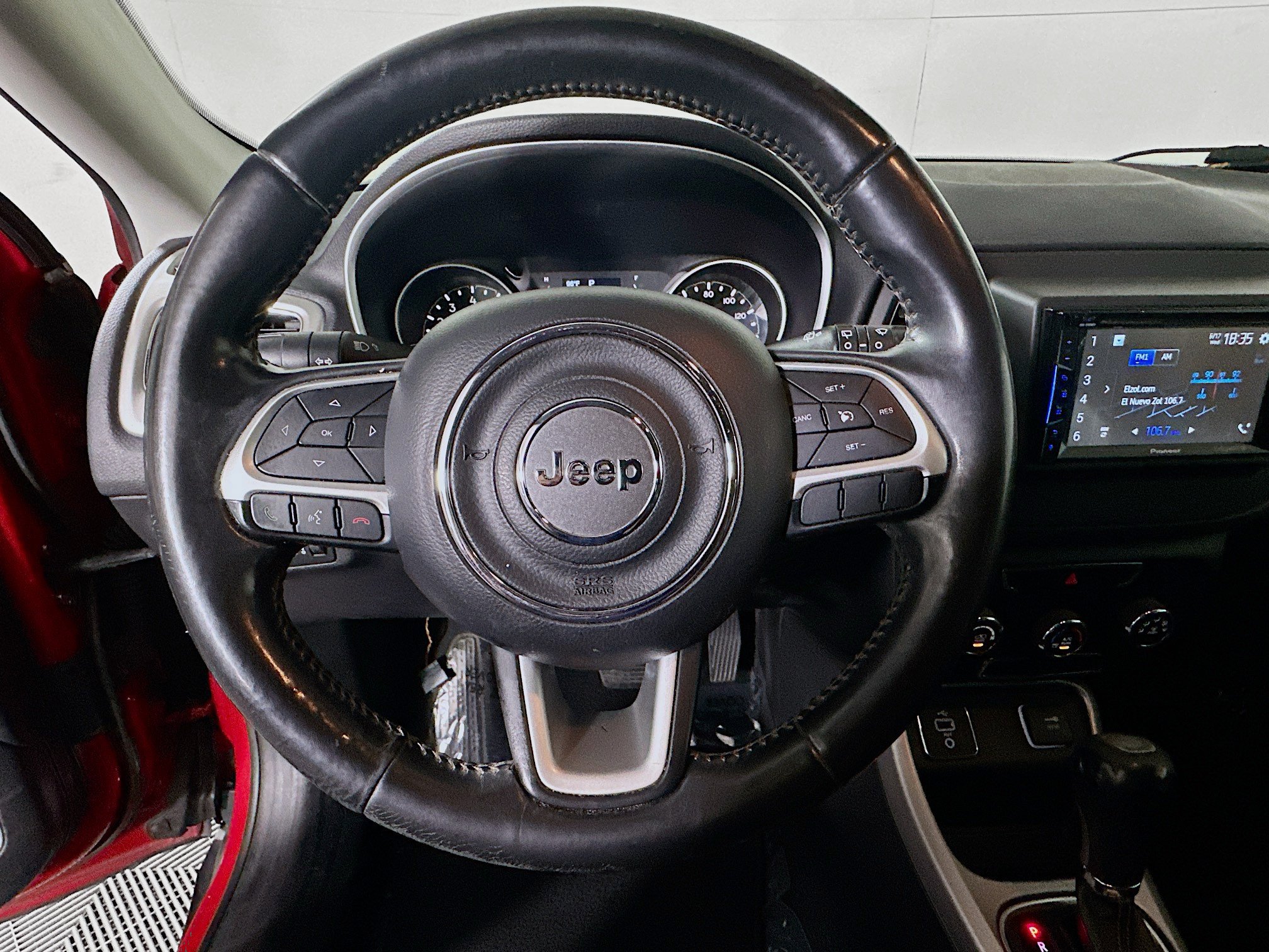 Used 2018 Jeep Compass Latitude FWD image 15