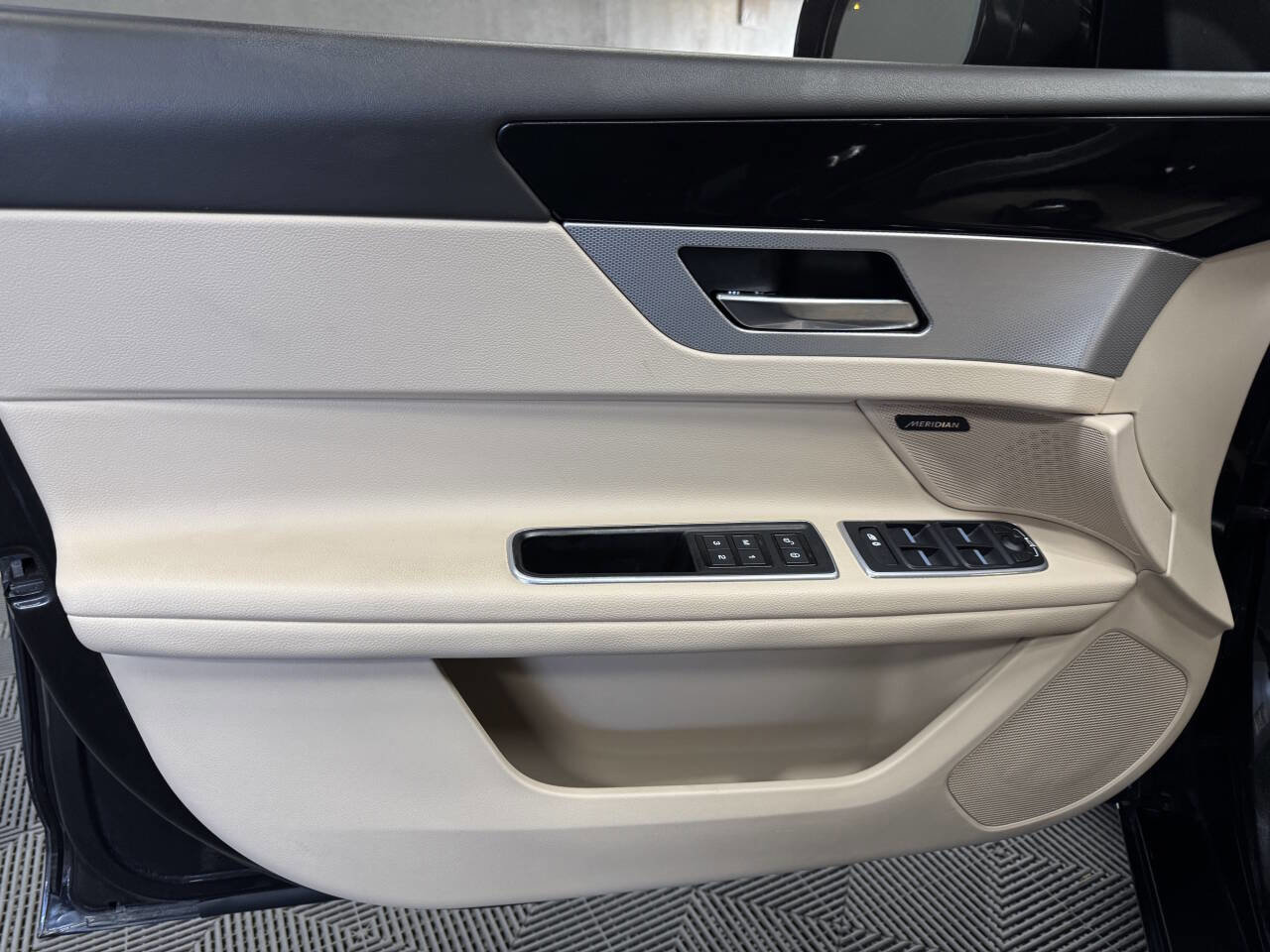 Used 2020 Jaguar XF Premium image 37