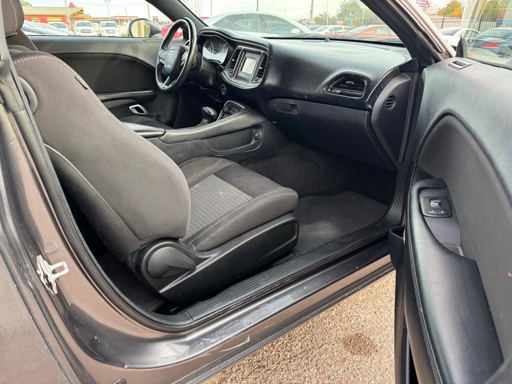 Used 2015 Dodge Challenger SXT image 10