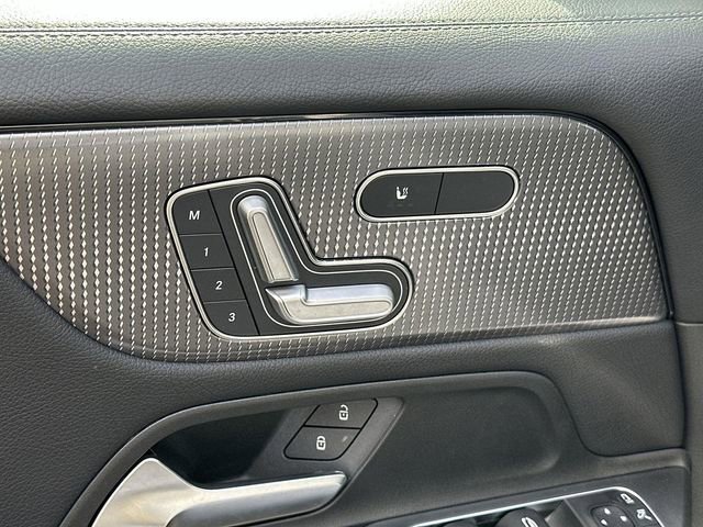 Used 2023 Mercedes-Benz GLB 250 image 32
