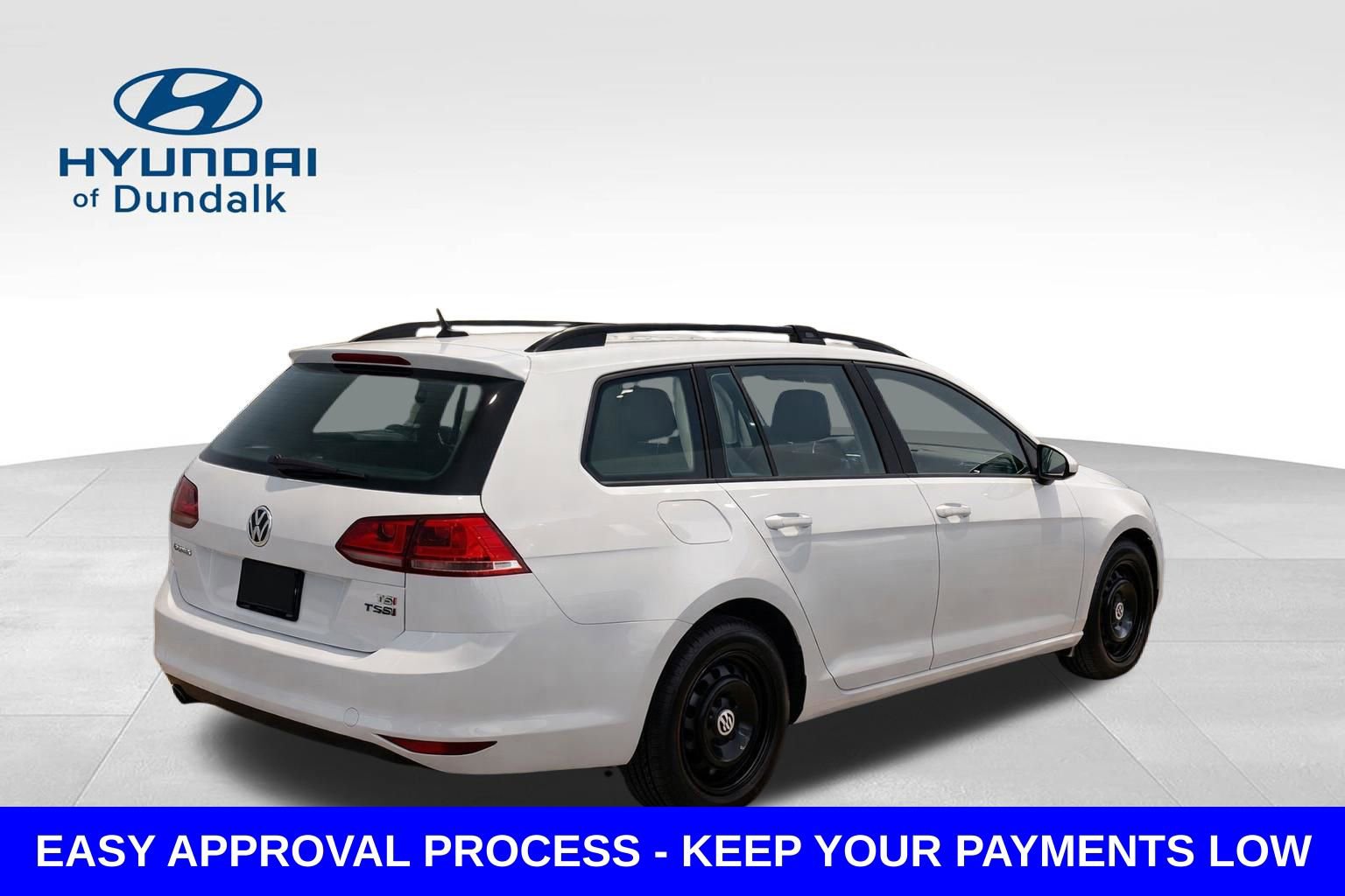 Used 2017 Volkswagen Golf S image 2