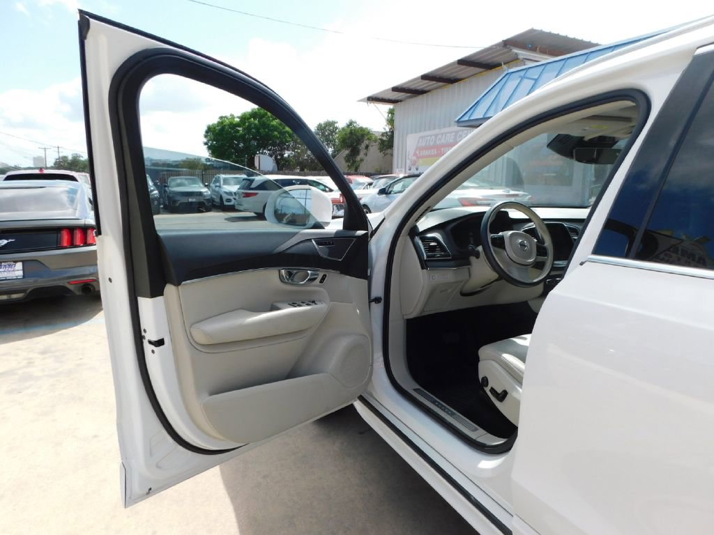 Used 2020 Volvo XC90 T5 Momentum w/ Protection Package Premier image 21