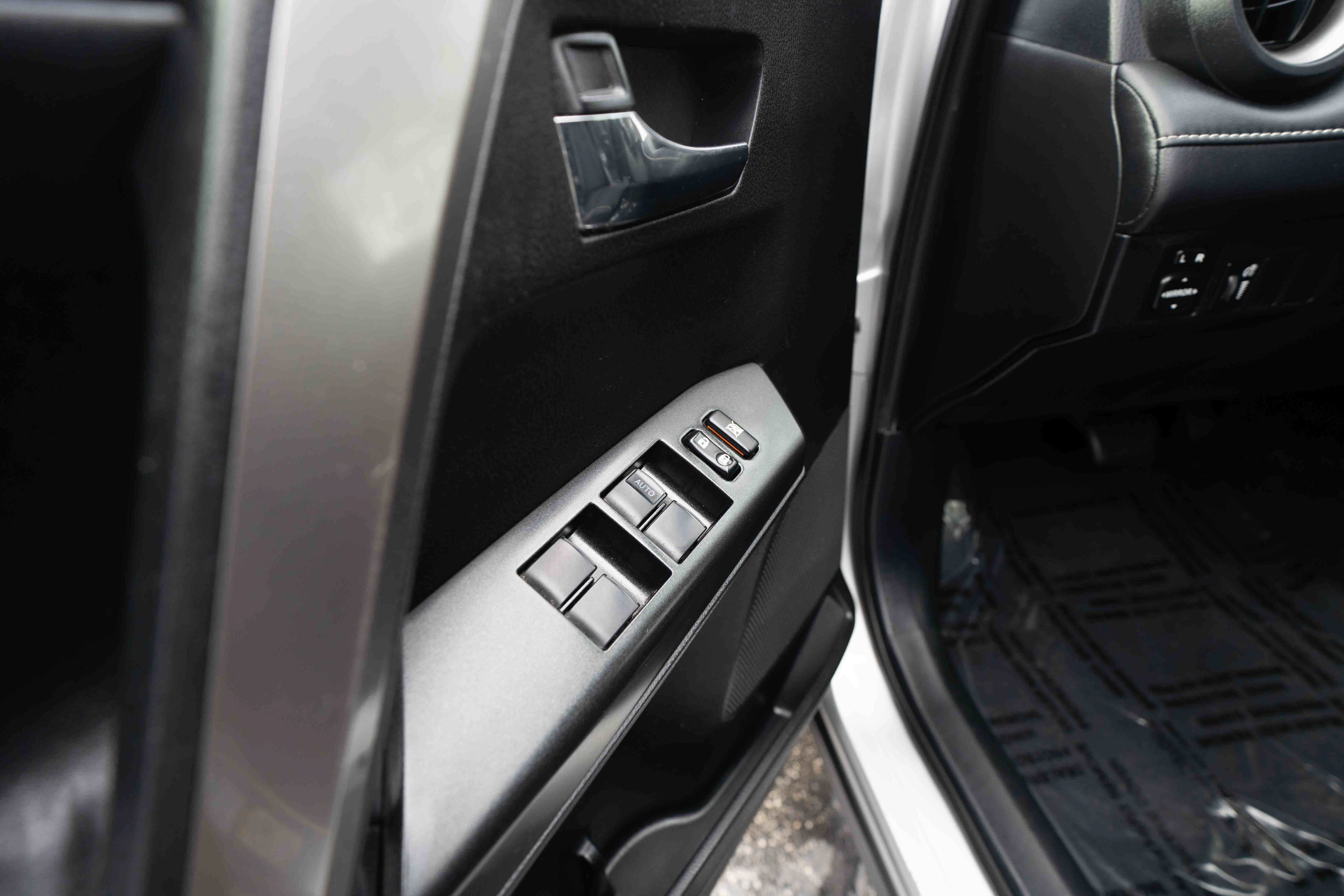 Used 2016 Toyota RAV4 XLE AWD/4WD image 7