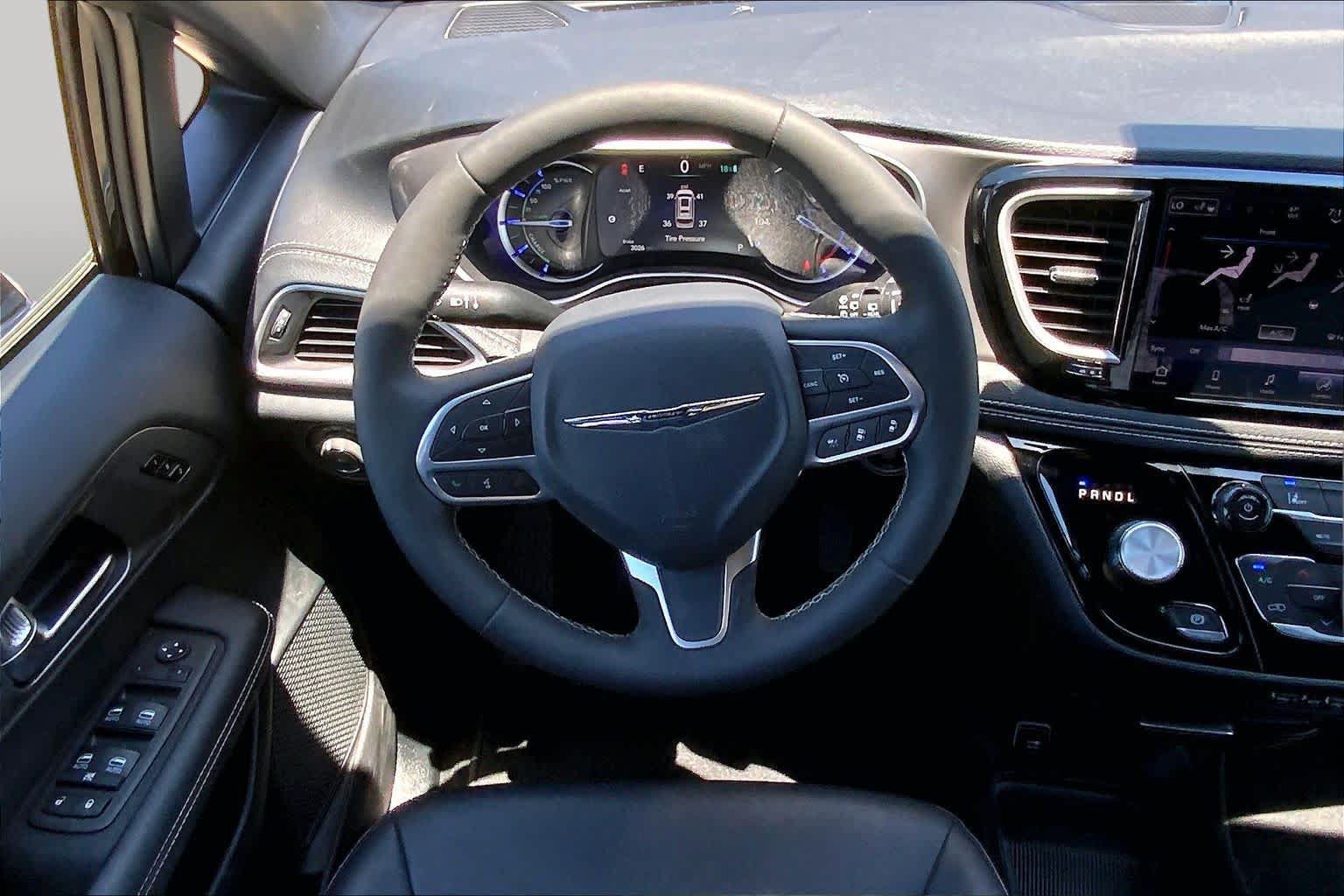 Used 2025 Chrysler Pacifica Select FWD image 6