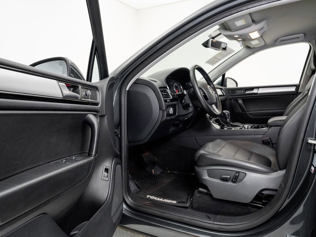 Used 2014 Volkswagen Touareg Sport AWD/4WD image 8