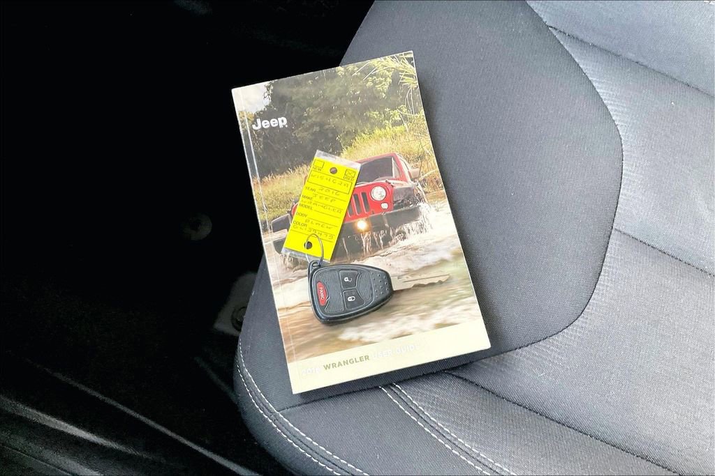 Used 2016 Jeep Wrangler Unlimited Sahara w/ Connectivity Group image 10