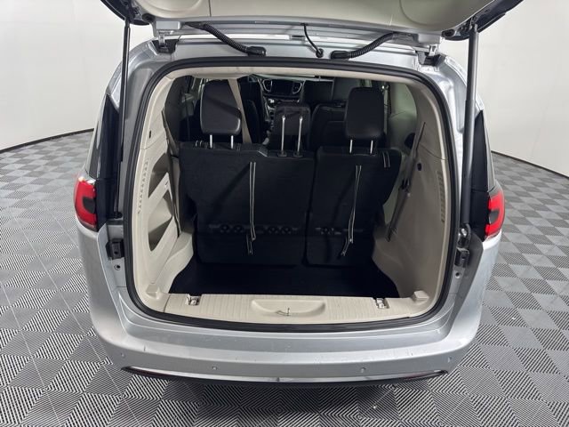 Used 2023 Chrysler Pacifica Touring-L image 14