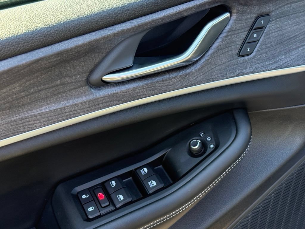 Used 2025 Jeep Grand Cherokee Limited RWD image 11