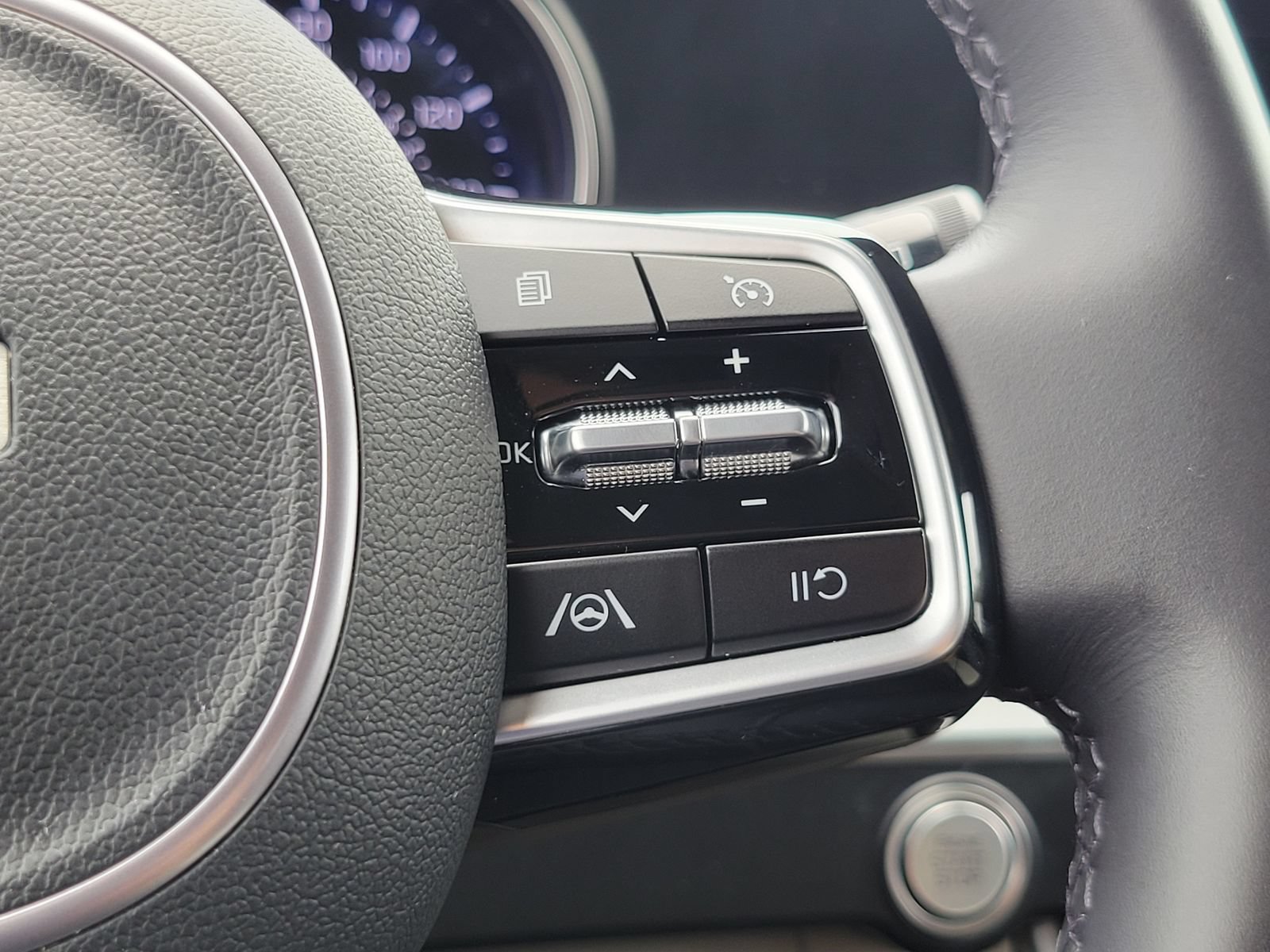 Certified 2023 Kia Carnival LX FWD image 18