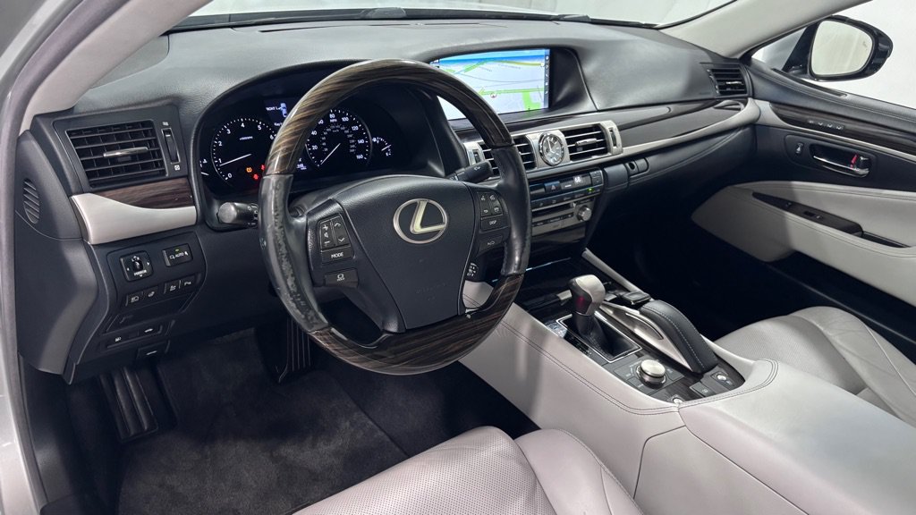 Used 2017 Lexus LS 460 w/ Comfort Package RWD image 9