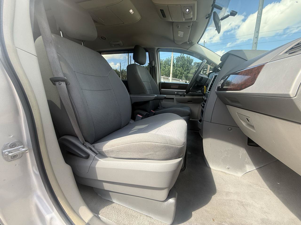 Used 2010 Chrysler Town & Country Touring FWD image 58
