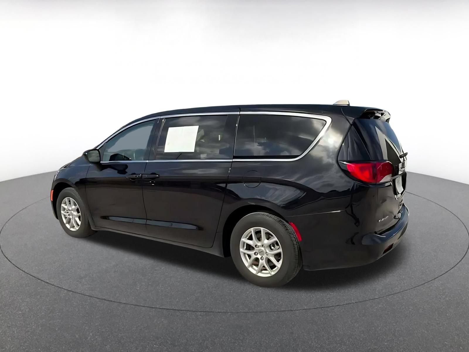 Used 2024 Chrysler Voyager LX FWD image 9