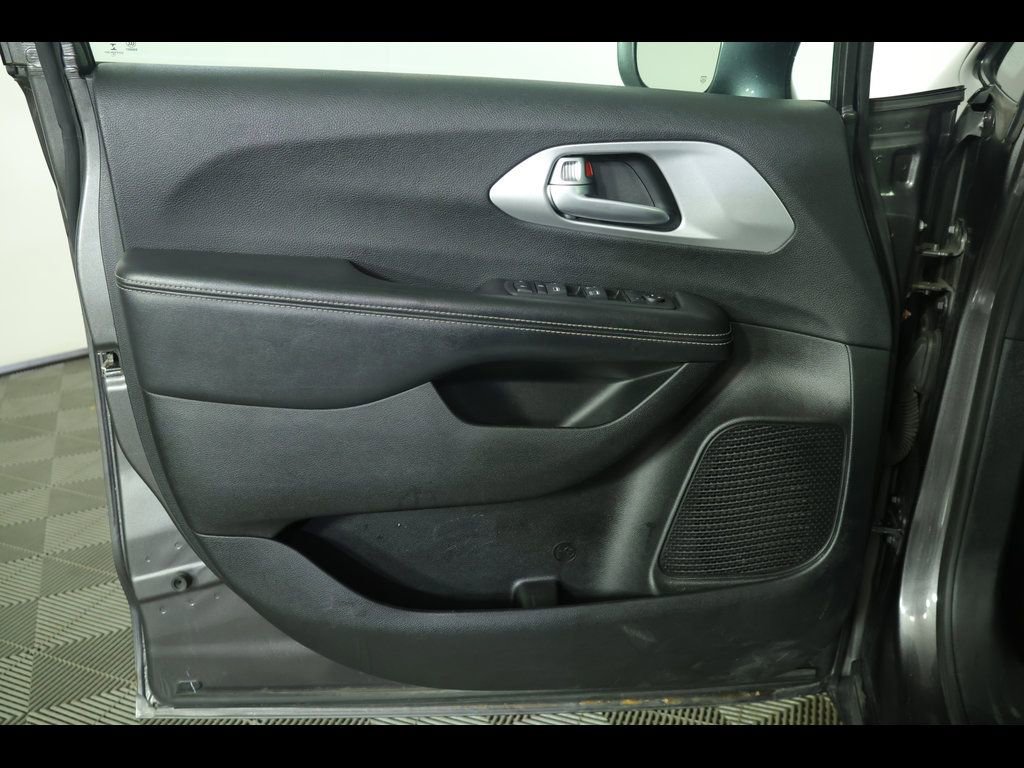 Used 2018 Chrysler Pacifica Touring Plus w/ S Appearance Package image 16