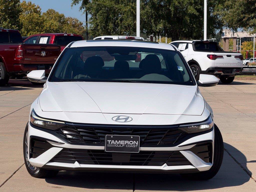 Used 2025 Hyundai Elantra SEL FWD image 2