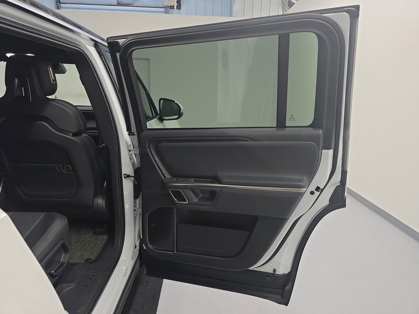 Used 2024 Rivian R1S Adventure AWD/4WD image 19