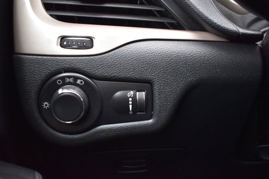 Used 2016 Jeep Cherokee Sport image 35