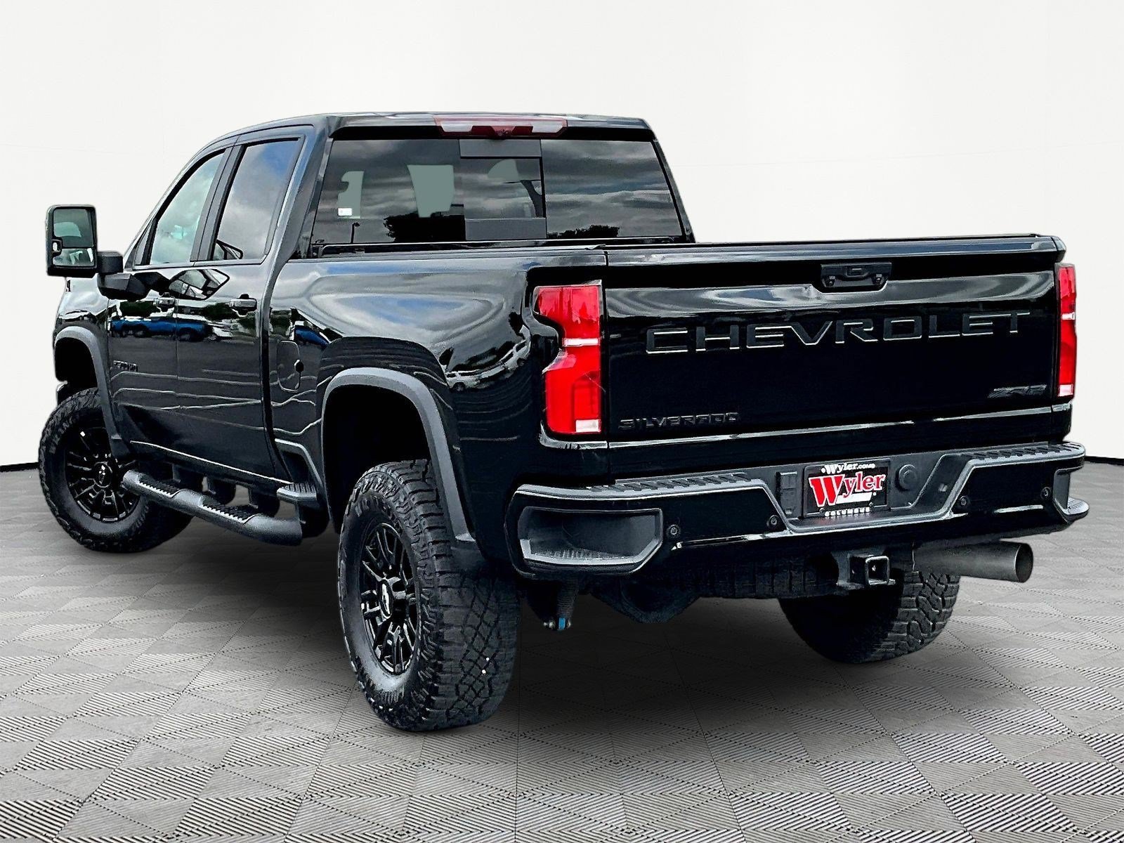 Used 2025 Chevrolet Silverado 2500 ZR2 w/ Technology Package AWD/4WD image 4