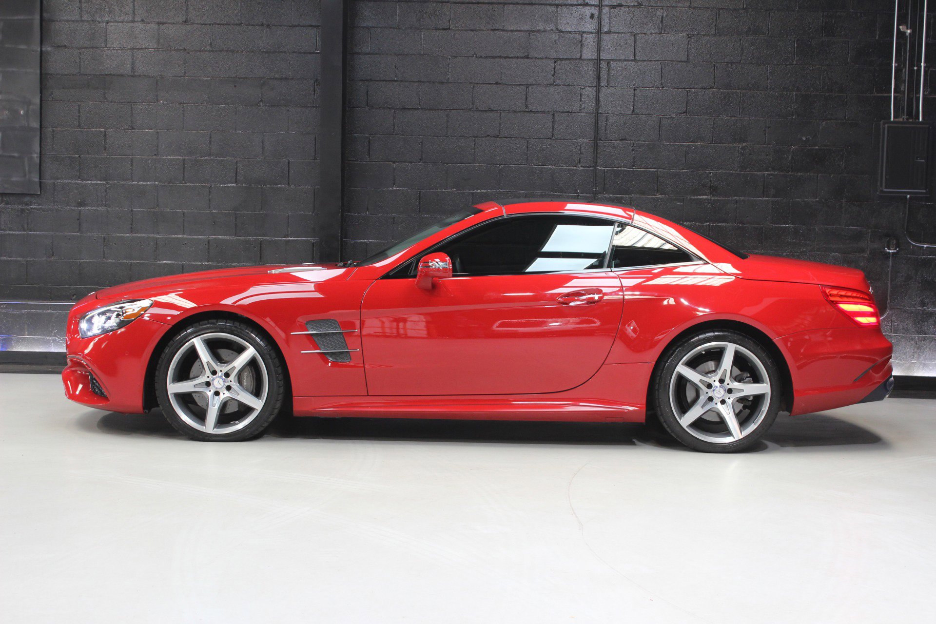 Used 2017 Mercedes-Benz SL 550 w/ Driver Assistance Package image 3