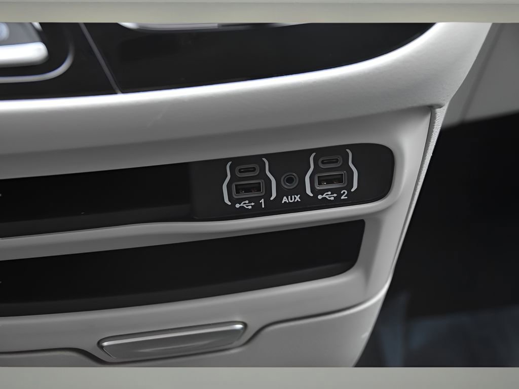 Used 2024 Chrysler Pacifica Touring-L image 37
