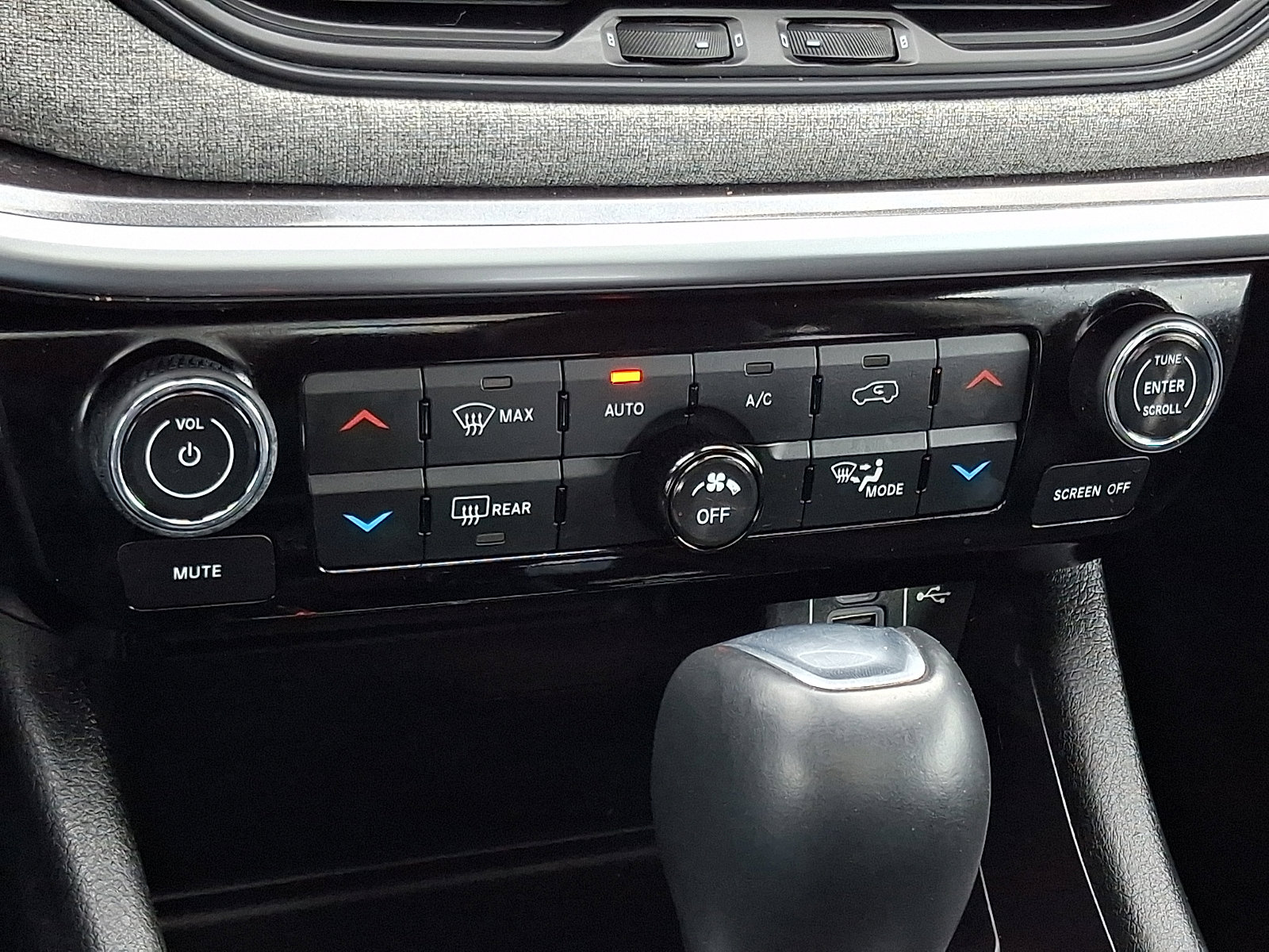 Used 2022 Jeep Compass Latitude w/ Sun and Sound Group AWD/4WD image 17
