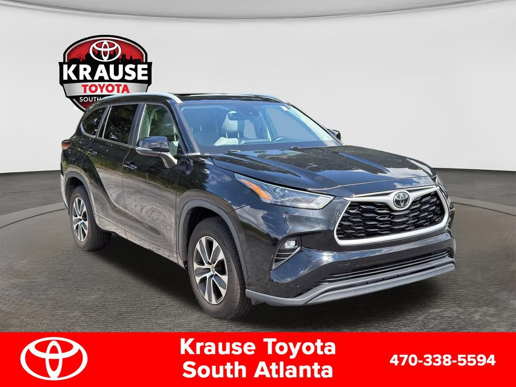 Used 2023 Toyota Highlander XLE FWD image 3