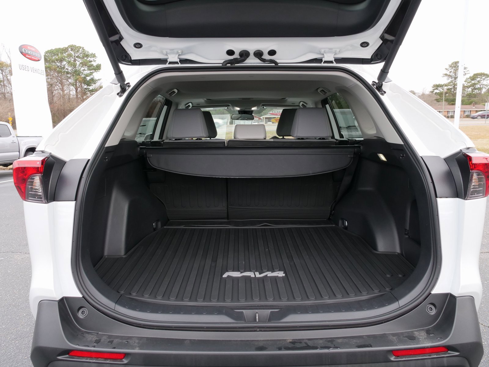 Used 2025 Toyota RAV4 XLE Premium image 15