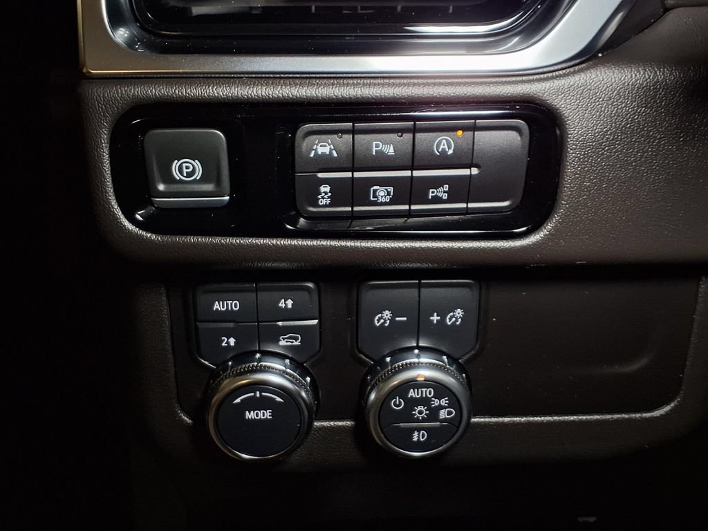 Used 2025 GMC Yukon Denali AWD/4WD image 12