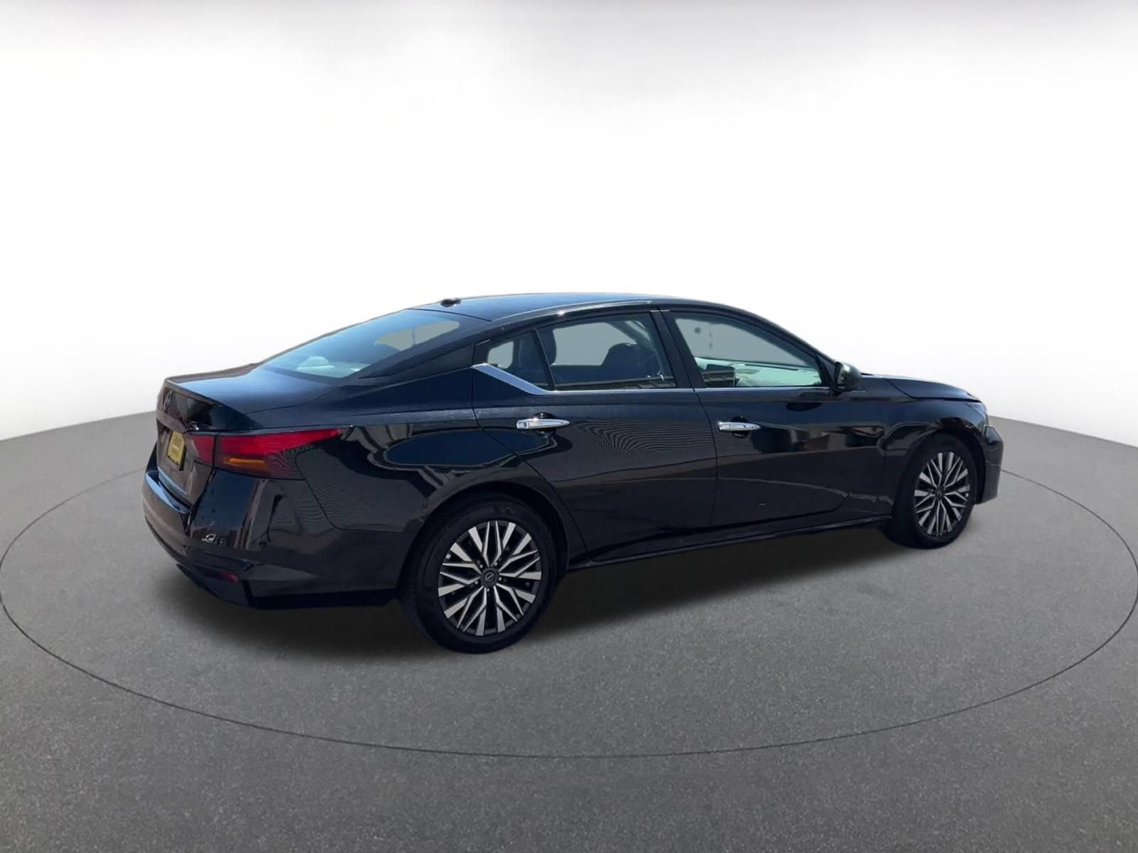 Used 2025 Nissan Altima 2.5 SV FWD image 13