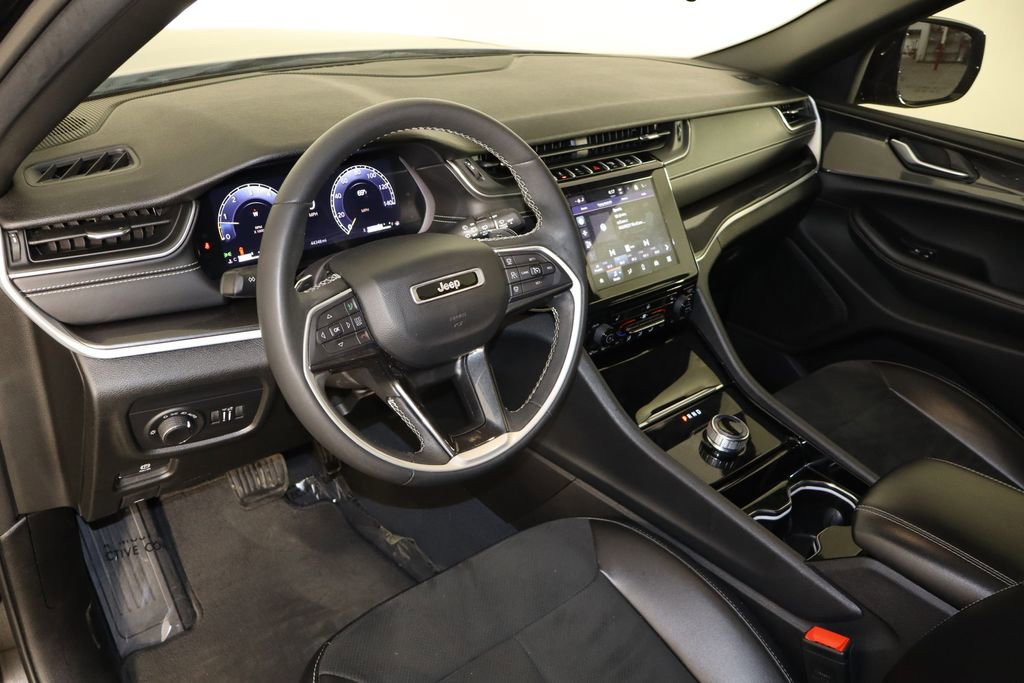 Used 2023 Jeep Grand Cherokee Altitude AWD/4WD image 28