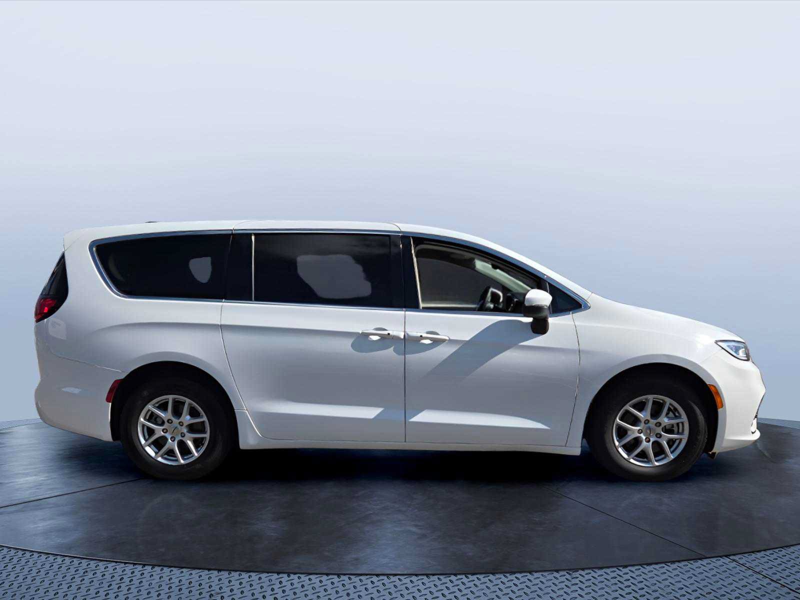 Used 2023 Chrysler Pacifica Touring-L FWD image 3